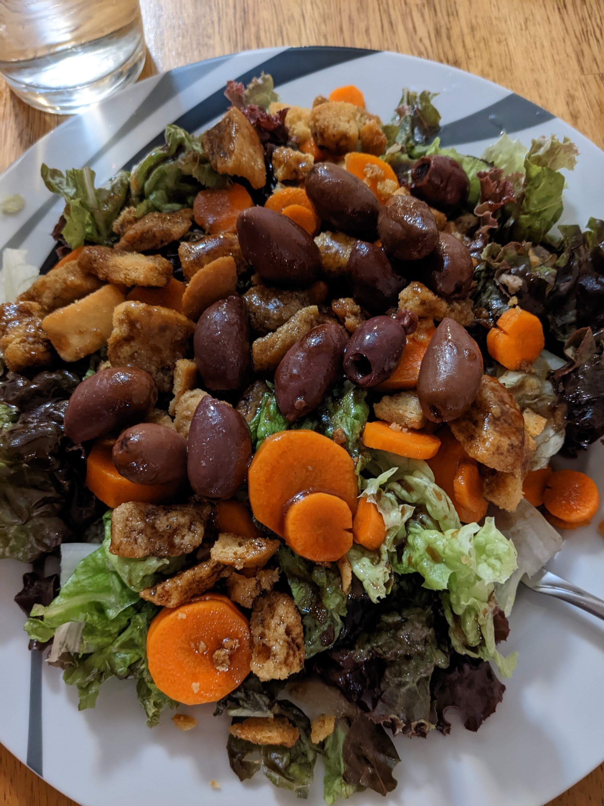 Salad w/Croutons, Carrots, Olives, and Balsamic